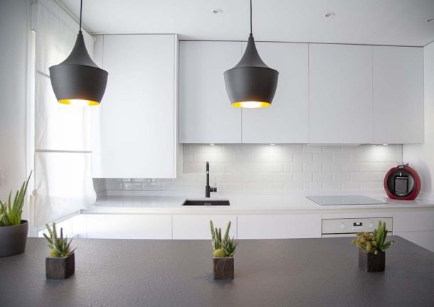 Cocina moderna, blanca y abierta al salón • Línea 3 Cocinas