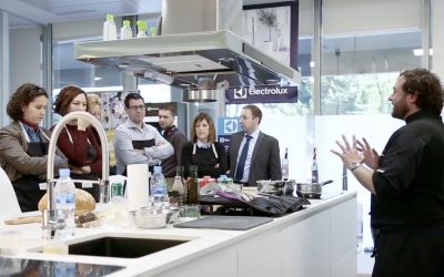 El equipo de Línea 3 Cocinas visita Electrolux