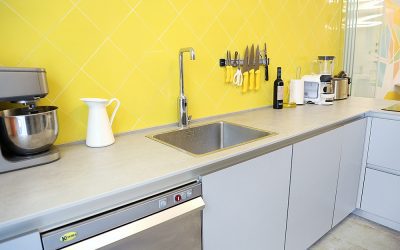 Cocina gris y amarilla para el espacio gastronómico Convite