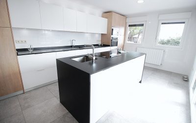 Cocina blanca, negra y roble con isla en Valdemorillo