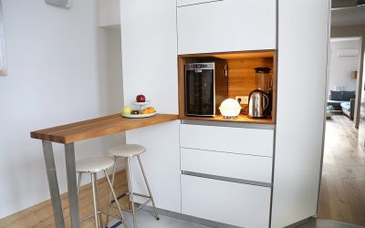 Cocina blanca con encimera de madera