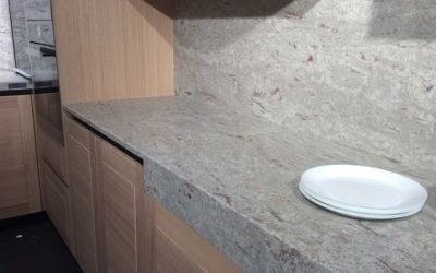 Las encimeras de piedra natural vuelven a la cocina