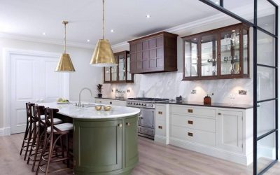 Cocinas verdes con toques dorados