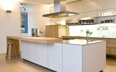 Una cocina con dos encimeras