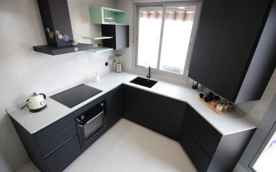 Electrodomésticos negros en el diseño de cocinas en Madrid