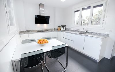 Solución de almacenaje con muebles hasta el techo