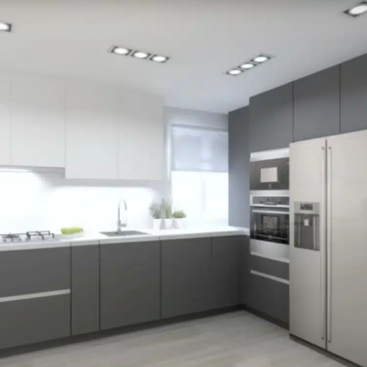 En esta imagen se aprecia una columna con los hornos al lado del frigorífico. Se muestran los muebles de la cocina altos en color blanco y los muebles bajos de la cocina en color gris. 