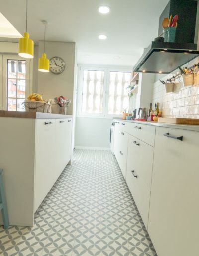 Imagen del pasillo de la Cocina Blanca Estilo Industrial diseñada en Línea 3 Cocinas