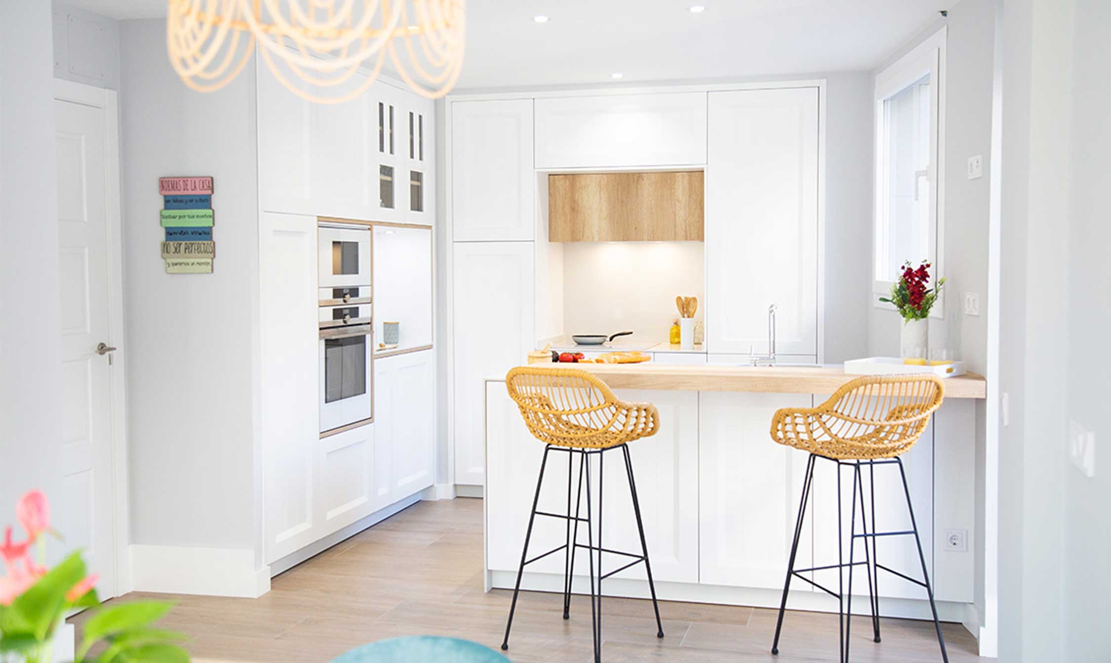 cocina blanca con paredes blancas crean un espacio minimalista