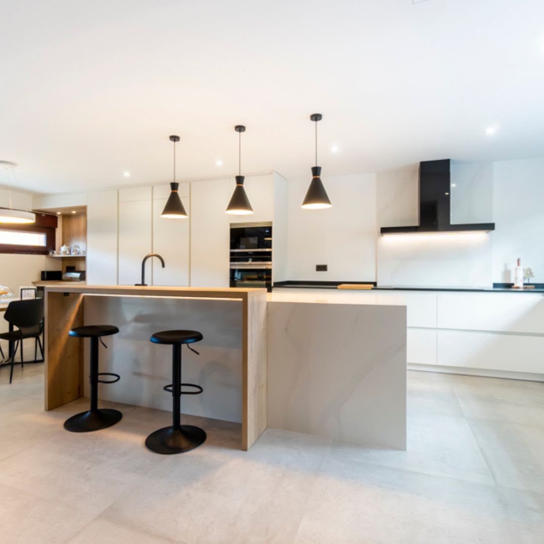 El minimalismo y el lujo se combinan en esta cocina