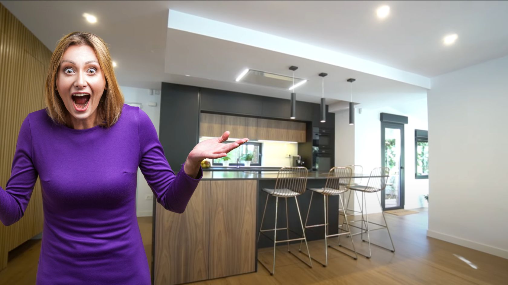 Mujer asombrada muestra una cocina abierta diseñada en Línea 3 Cocinas