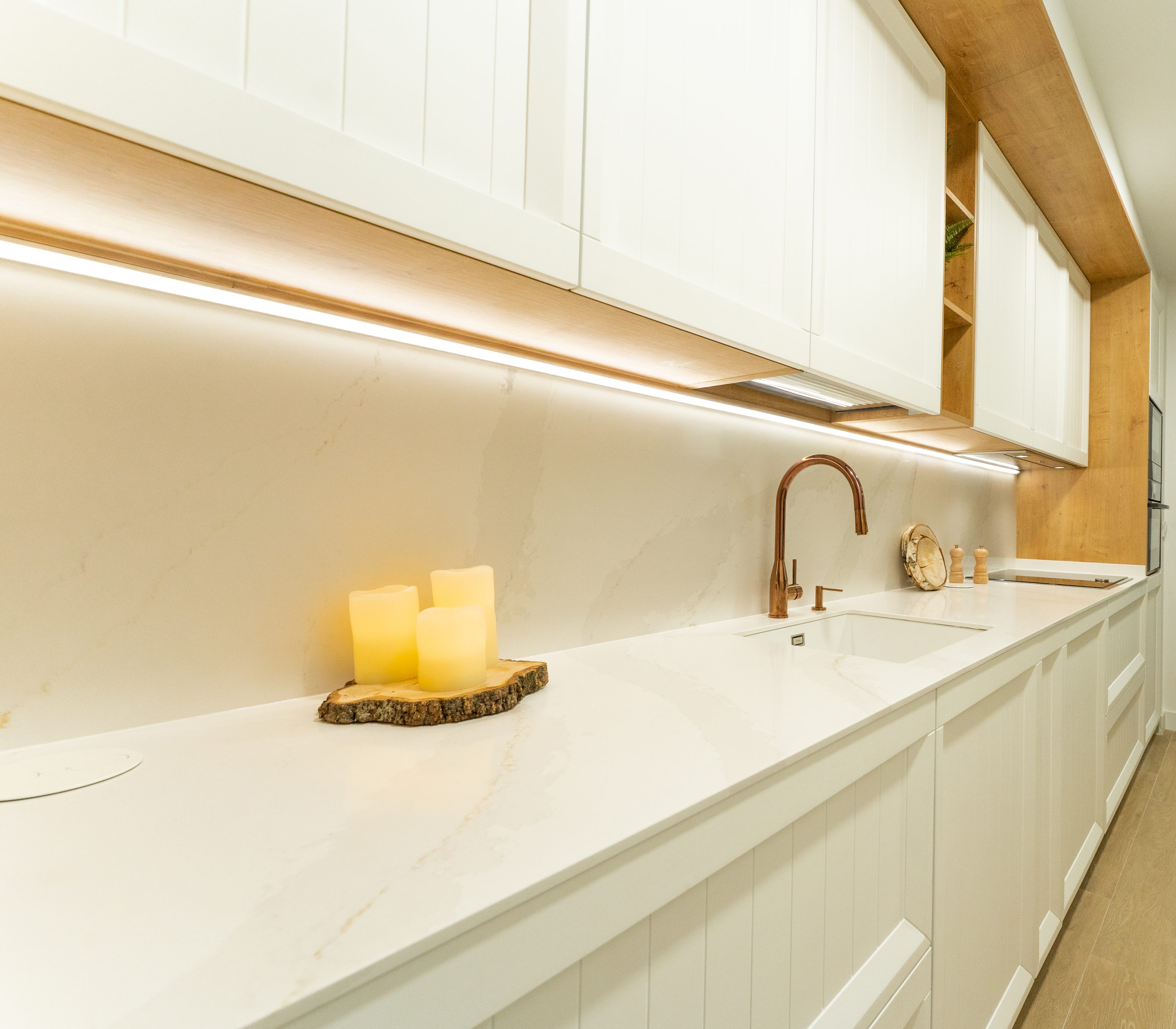 La iluminación bajo los muebles de almacenamiento ofrecen en esta cocina un espacio de sofisticación único.