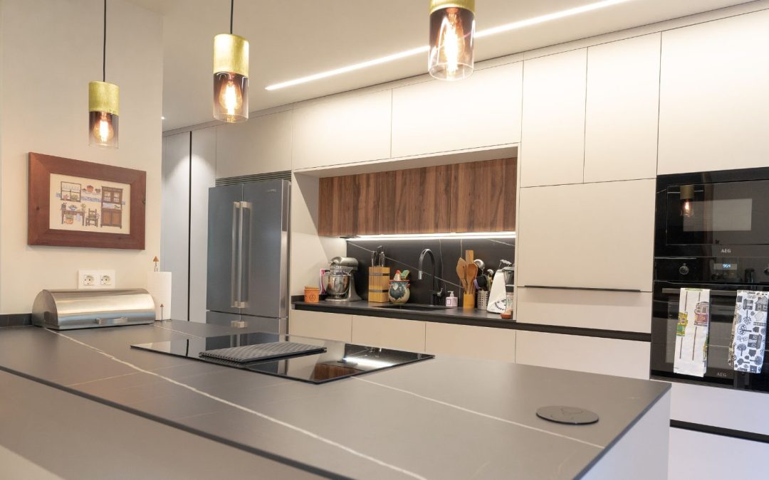 Cómo utilizar la iluminación en el diseño de una cocina moderna