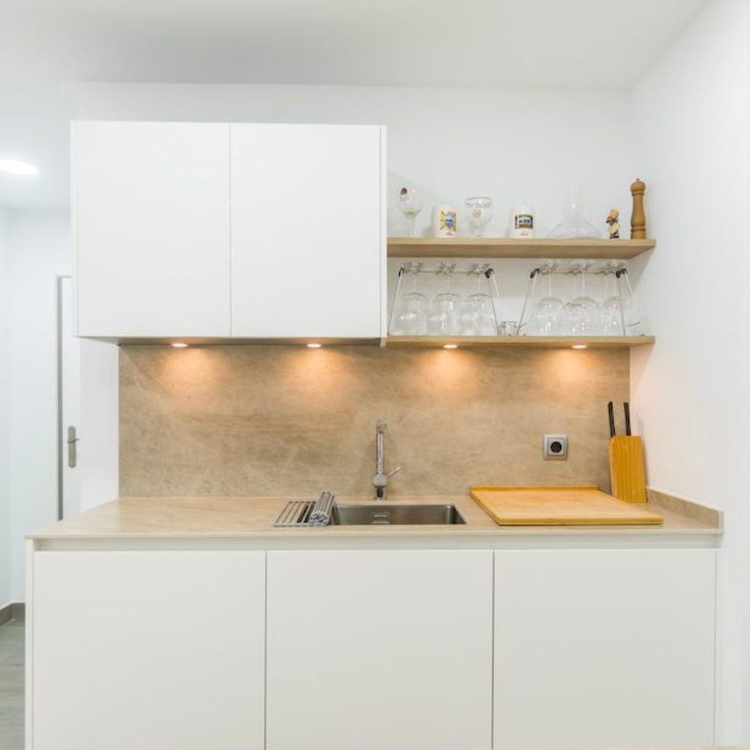 cocina moderna con toque minimalista que combina el blanco y la madera