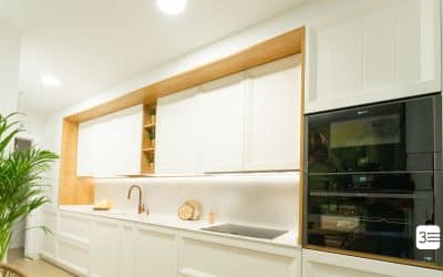 Cómo crear una cocina minimalista (blanca y madera) + 12 Proyectos Reales