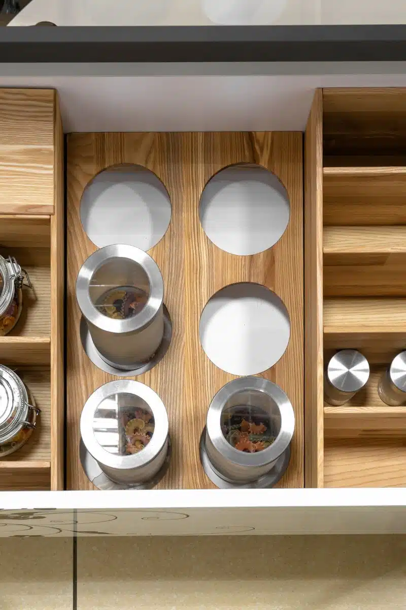 gaveta de cocina con separadores de especias