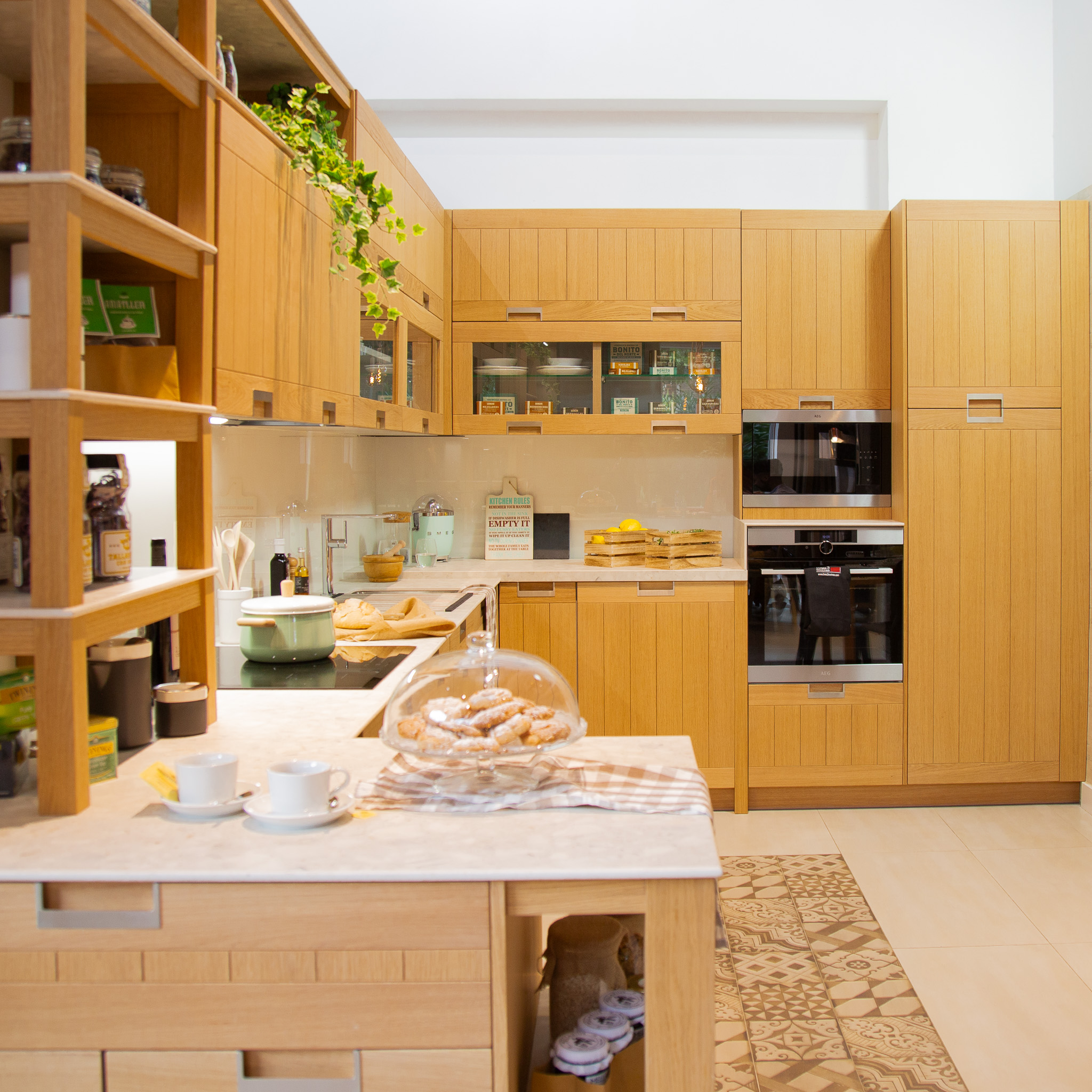 Una cocina de madera diseñada en Línea 3 Cocinas con encimera blanca