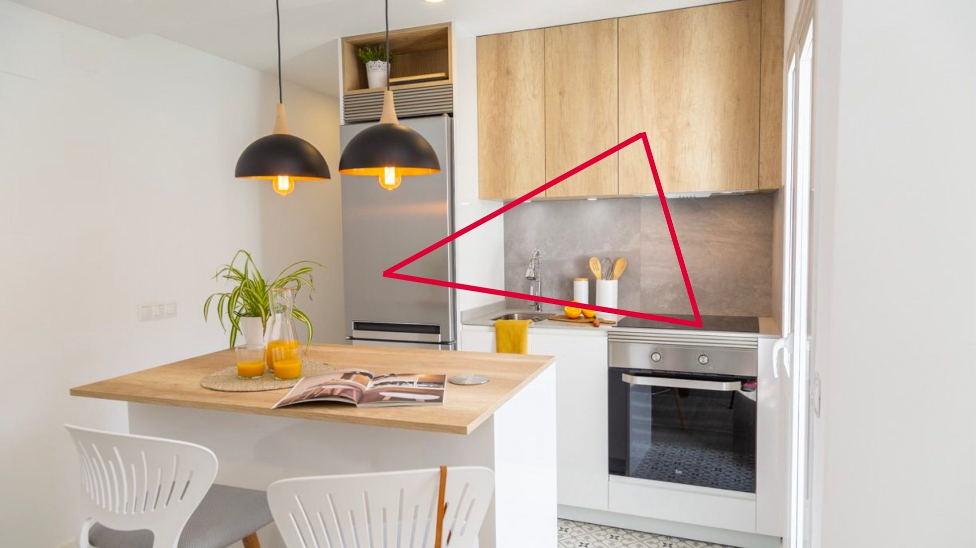 Una cocina pequeña de estilo nórdico en forma de línea. Aunque tiene una isla, todo el triangulo de trabajo se señala en el frente