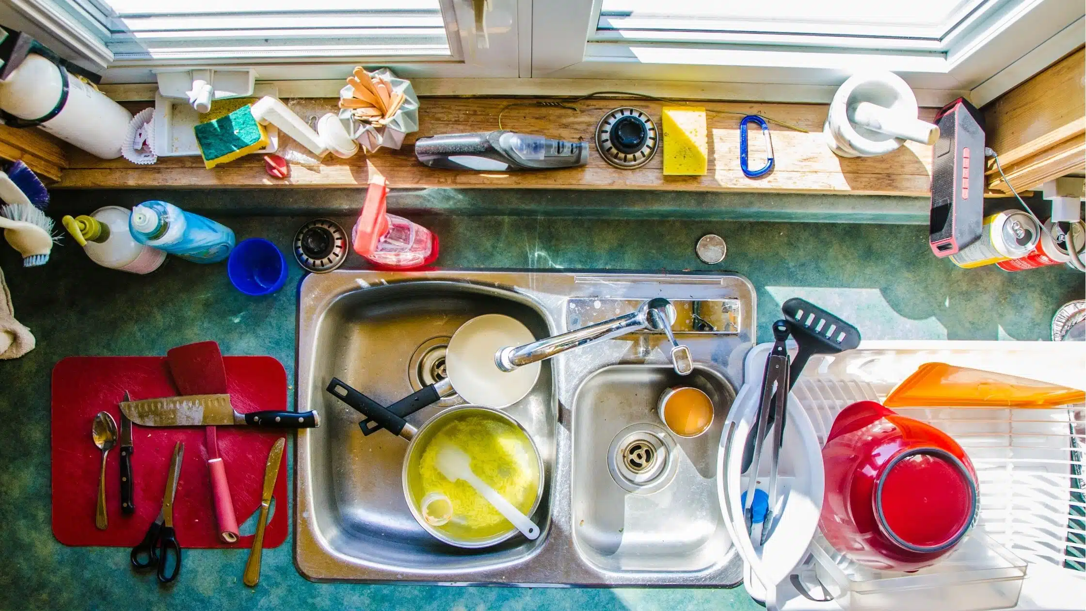 Una cocina desorganizada con utensilios regados en todas partes