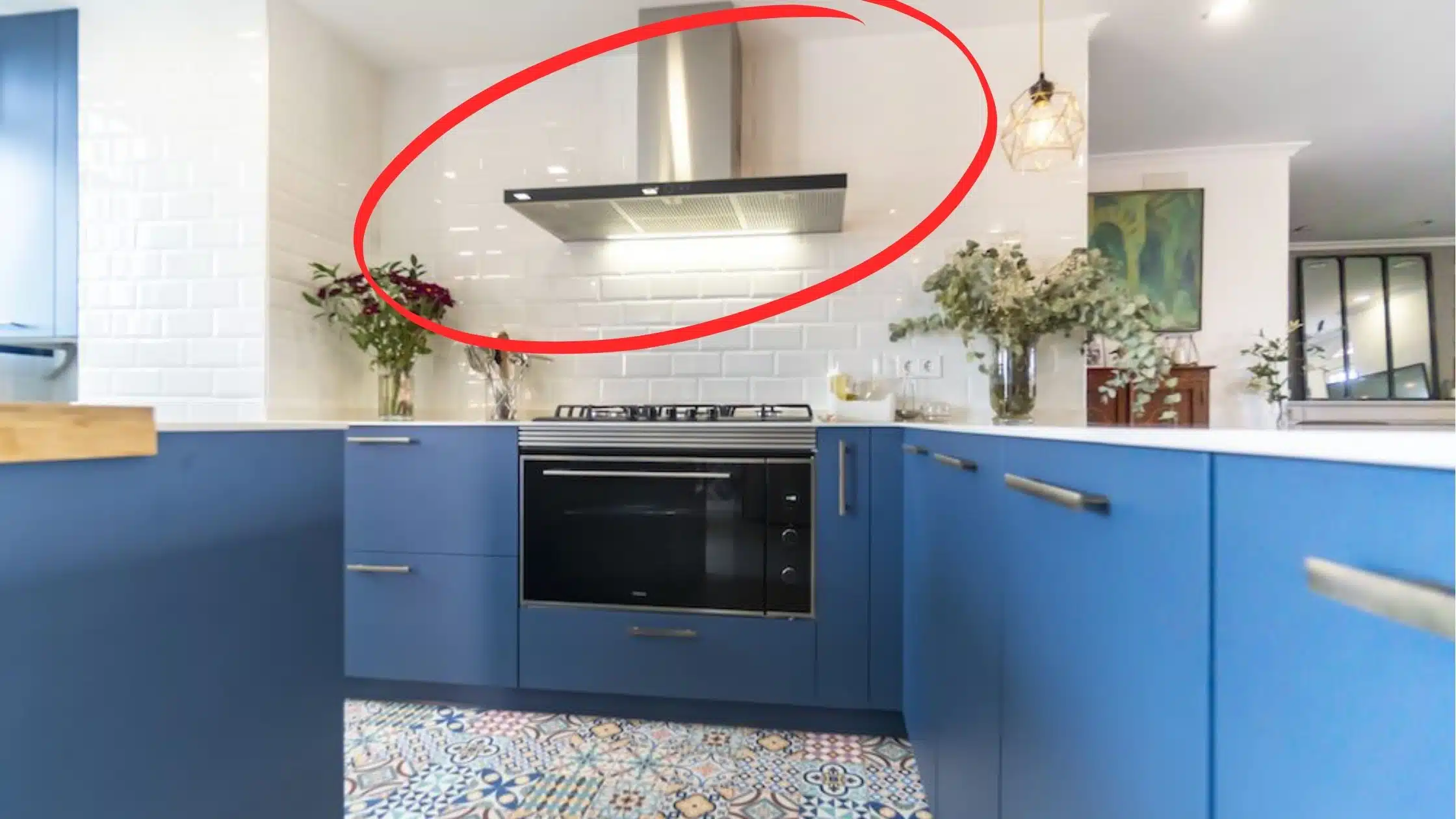 Una campana de pared instalada en una cocina azul creada en Línea 3 Cocinas