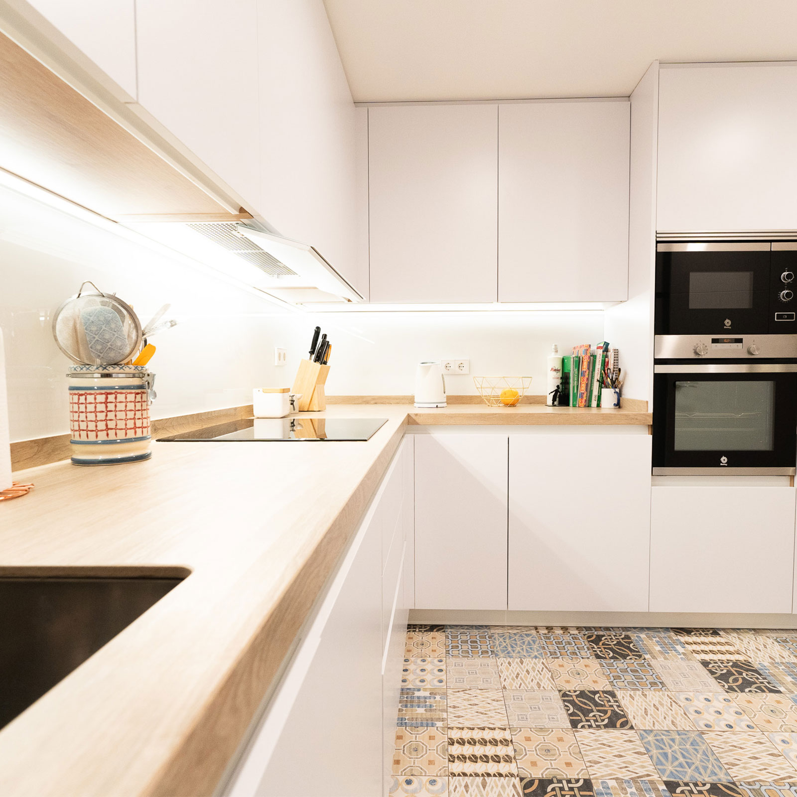 Cocina blanca y madera: Un diseño atemporal y funcional