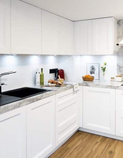 una cocina blanca barquillo con una encimera de portobello