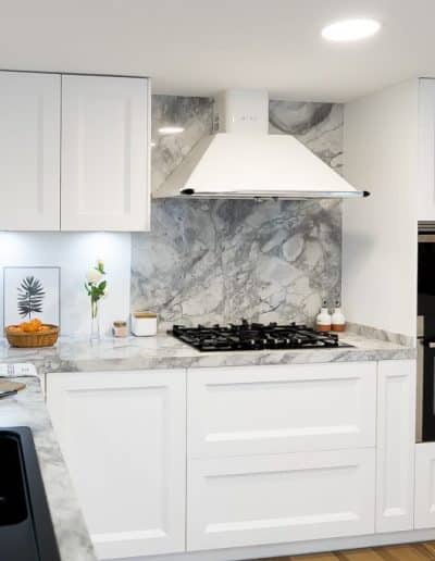 una cocina blanca barquillo con una encimera de portobello