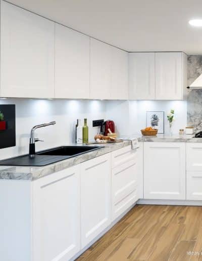 una cocina blanca barquillo con una encimera de portobello