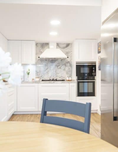 una cocina blanca barquillo con una encimera de portobello