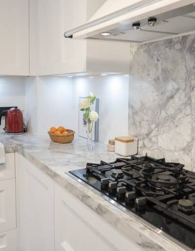 una cocina blanca barquillo con una encimera de portobello