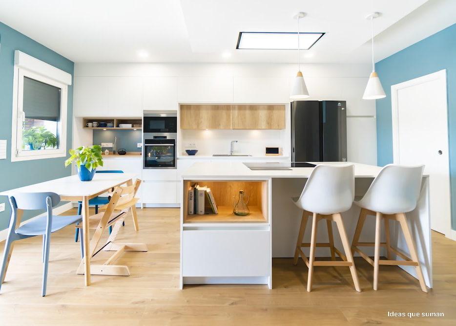 cocina blanca y madera con isla