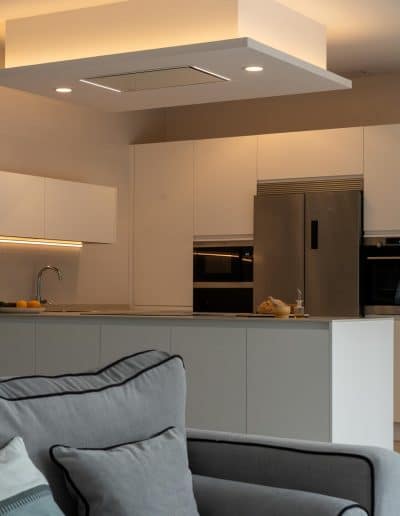 cocina moderna abierta y con península