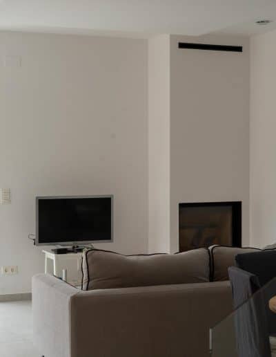 un salón con un gran ventanal