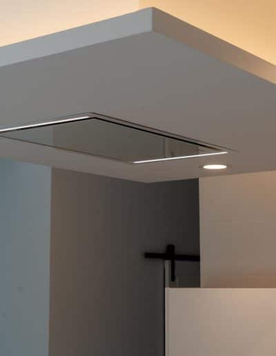 una campana que baja con cornisas del techo