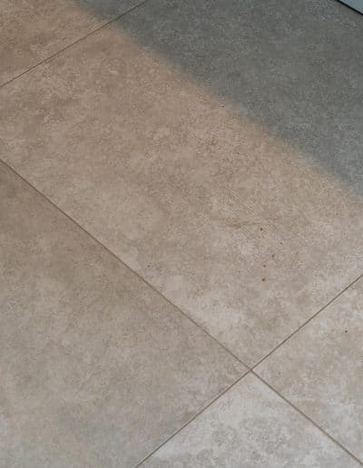 un suelo de cocina porcelánico