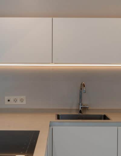 una cocina moderna abierta y con península