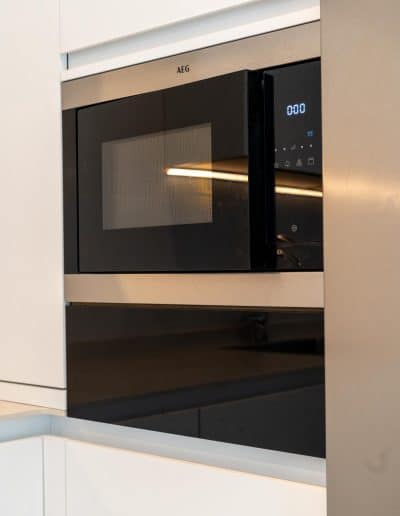 una columna de electrodomesticos negros