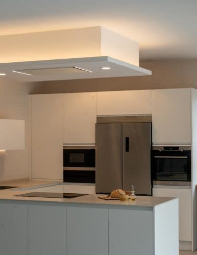 una cocina moderna abierta y con península