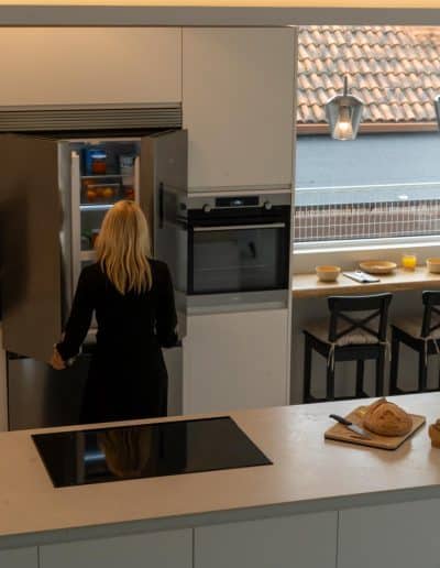 una cocina moderna abierta y con península