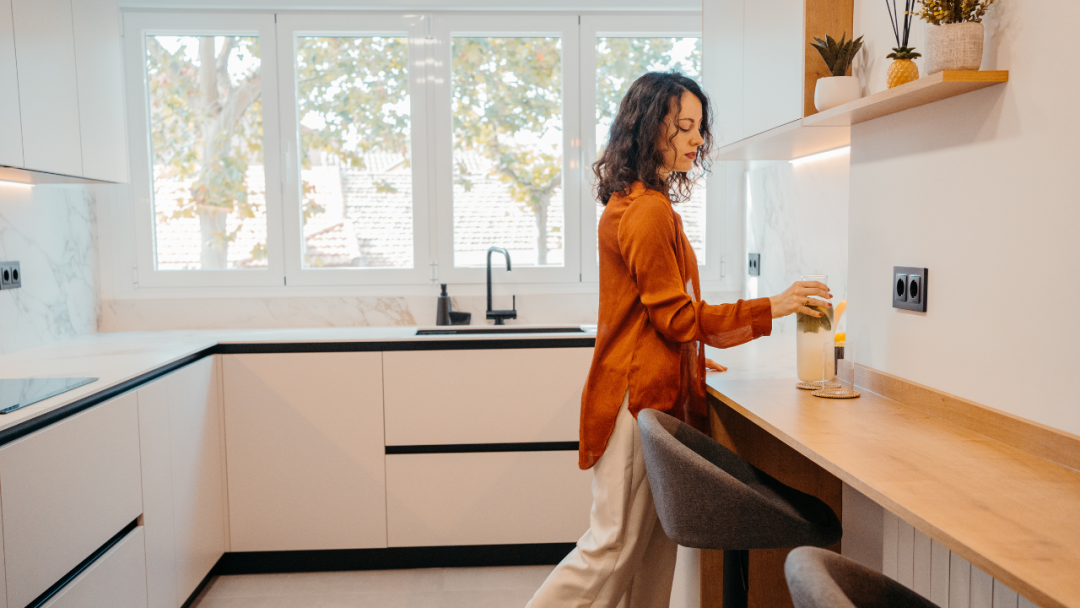 Pausa de Luz: una cocina cerrada en forma de U y barra