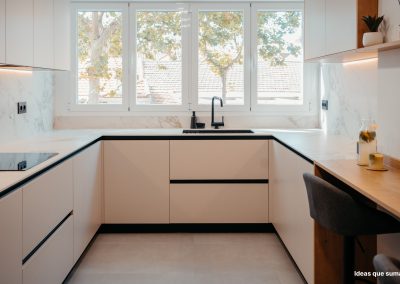 Mobiliario LAMINADO ALTA PRESION SERIE SUGAR GRIS COCO CON GOLA NEGRA,