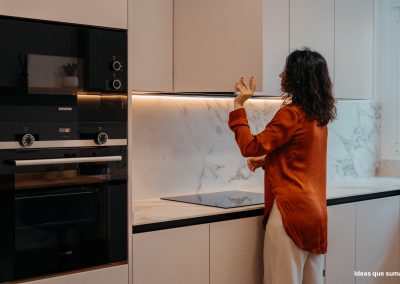 Mobiliario LAMINADO ALTA PRESION SERIE SUGAR GRIS COCO CON GOLA NEGRA,