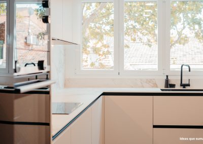 Mobiliario LAMINADO ALTA PRESION SERIE SUGAR GRIS COCO CON GOLA NEGRA,