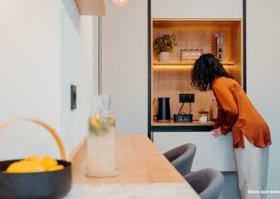 Mobiliario LAMINADO ALTA PRESION SERIE SUGAR GRIS COCO CON GOLA NEGRA,