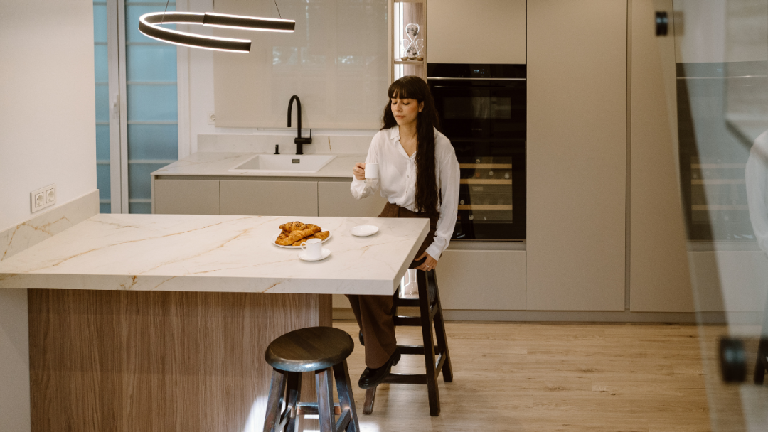 Esencia Oculta: Una Cocina en U con Península que Redefine el Espacio