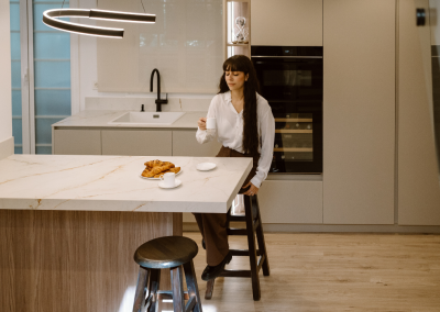 Esencia Oculta: Una Cocina en U con Península que Redefine el Espacio