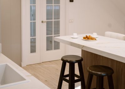 Encimera mesa altura 95, L 1,6 x F 0,75 regrusada 6 cms. VENATINA GOLD CERATOP