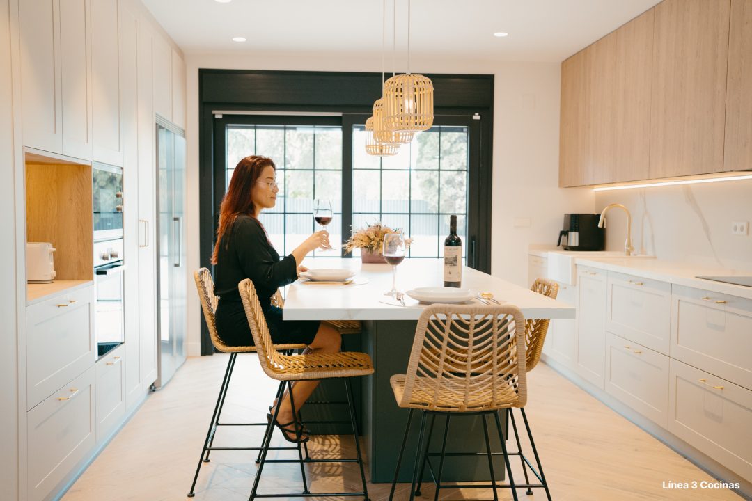 Luz del Mediterráneo: una cocina abierta con isla bañada por la luz.