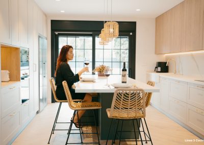 Luz del Mediterráneo: una cocina abierta con isla bañada por la luz.