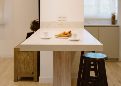 Encimera mesa altura 95, L 1,6 x F 0,75 regrusada 6 cms. VENATINA GOLD CERATOP